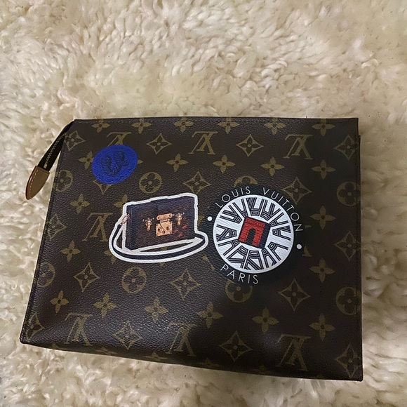 Used LV toiletry 26 World Tour Edition - Picture 2 of 3